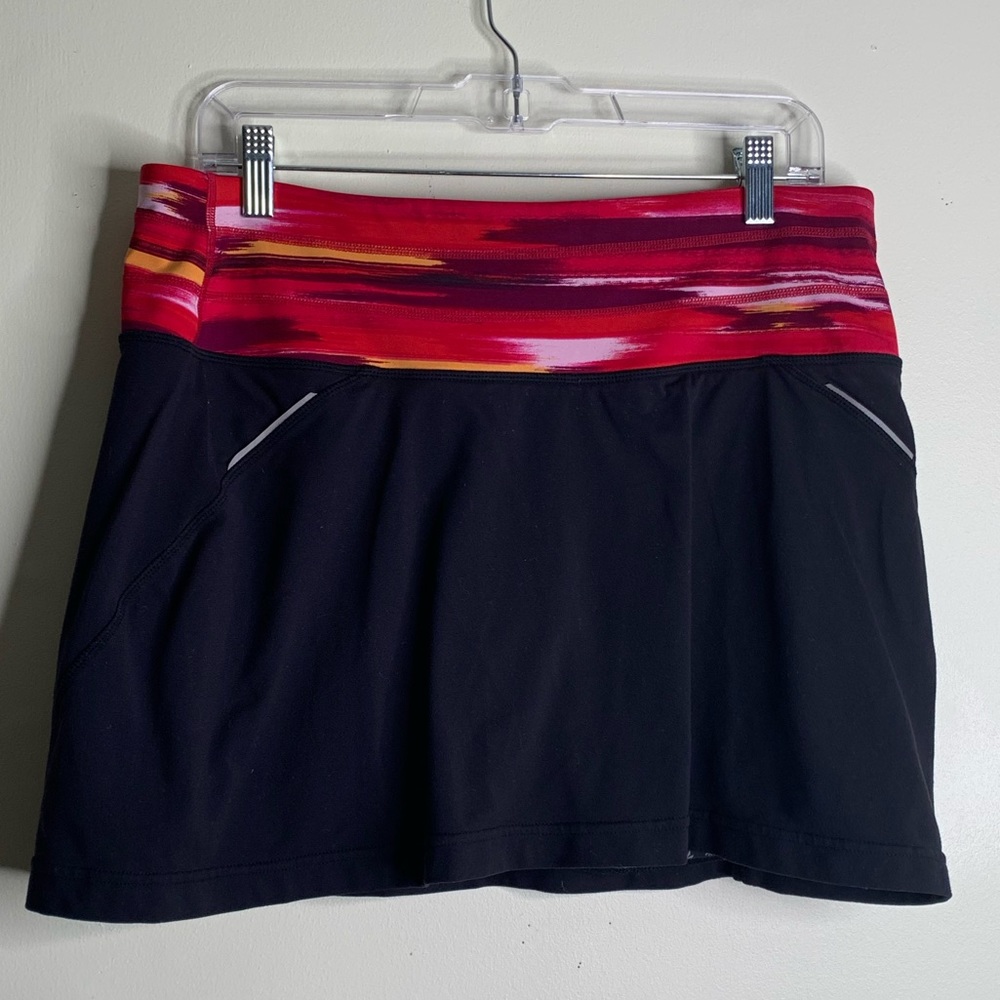 Athleta Black / Red Airbrush Relay Skort Size L
